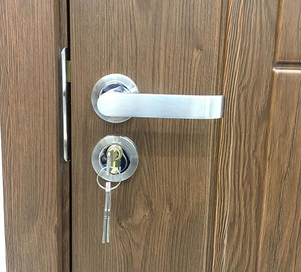 Cửa bị kẹt có thể do ổ khóa bị nghẹt